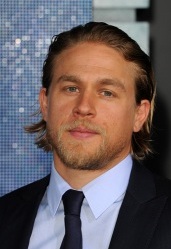 Hunnam decidió declinar al rol para concentrarse en su serie "Sons of Anarchy", otras fuentes alegan que renunció por presiones externas que no lo querían en el rol
